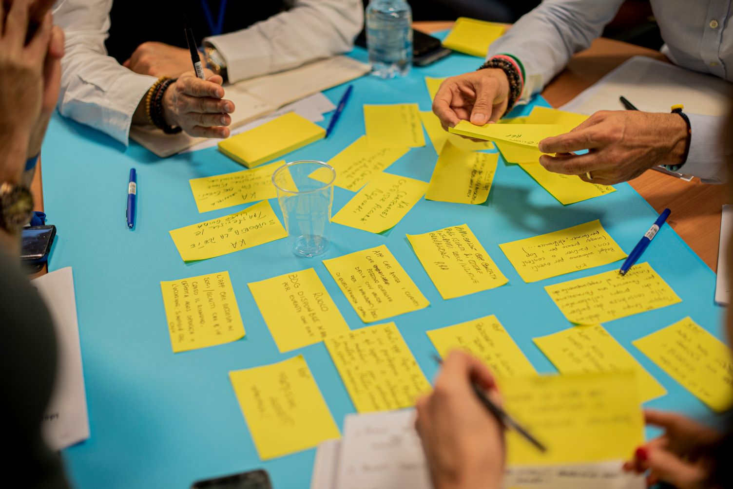 fortytwo-MDu-53qRVr4-unsplash Brainstorming d'équipe avec des post-it
