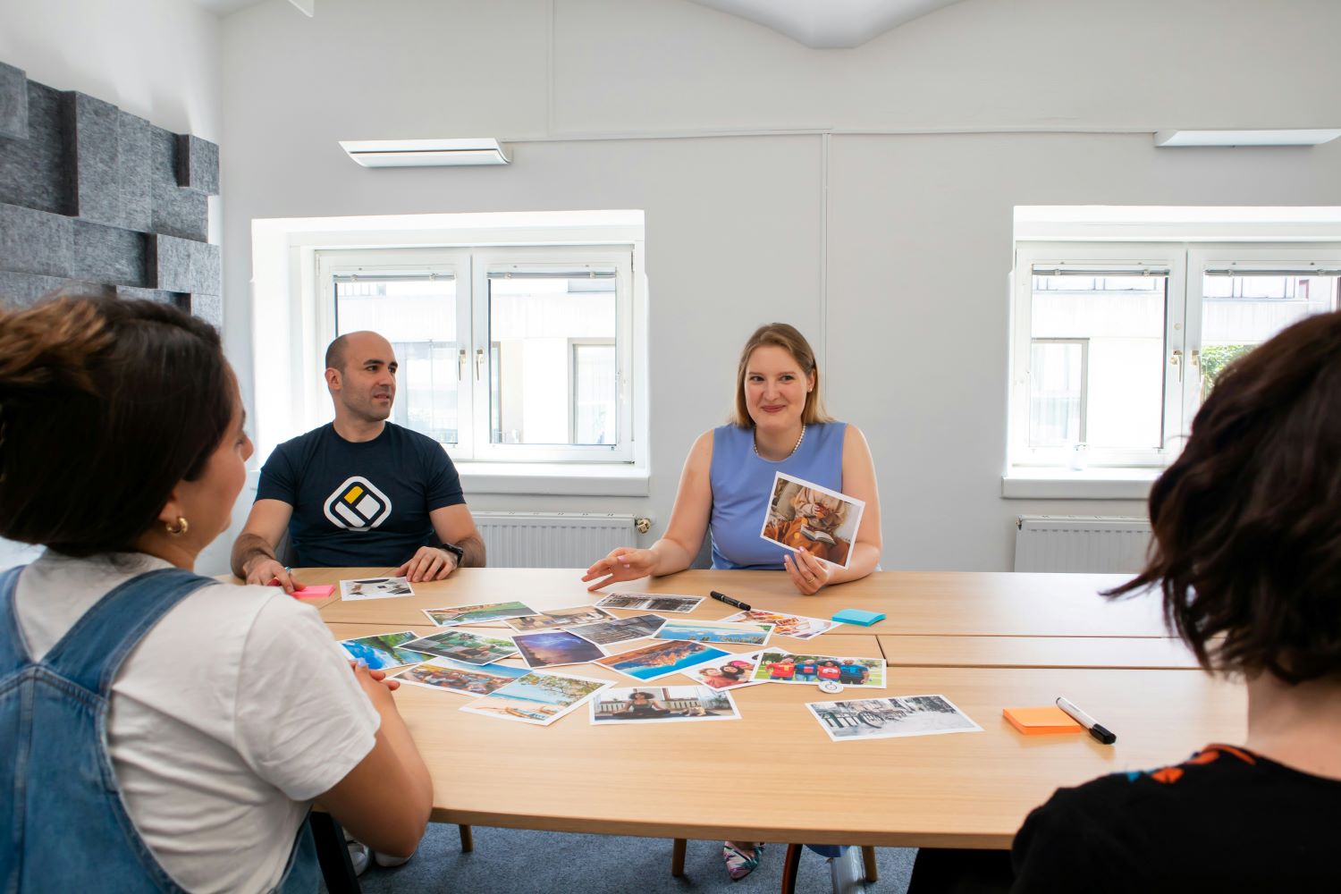 walls-io-nPCgD2tFer0-unsplash session de facilitation avec une équipe sui utilise le photolangage